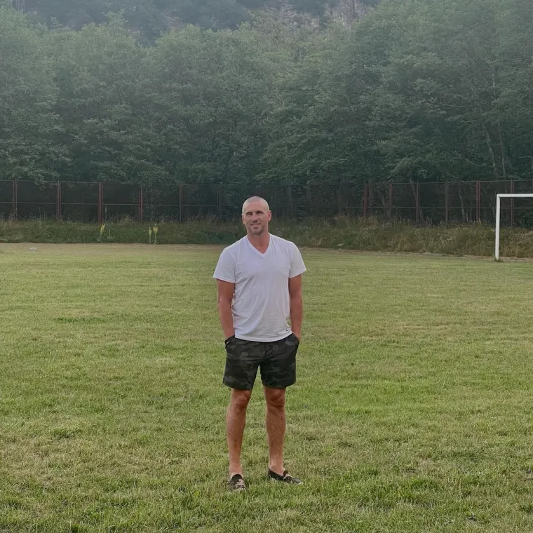 Niša se našao u središtu skandala početkom 2022. godine kada ga je Petra Divac, kći Vlade Divca, optužila da joj šalje neprimjerene poruke. &quot;Kako si lijepa, kako si narasla, trebali bi se vidjeti&quot;, pisao joj je Saveljić.

