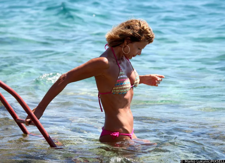 Legendarna Pipi djevojka uživala je na plaži s frendicama: Ana Sasso plijenila pozornost u tanga bikiniju