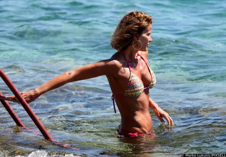 Legendarna Pipi djevojka uživala je na plaži s frendicama: Ana Sasso plijenila pozornost u tanga bikiniju