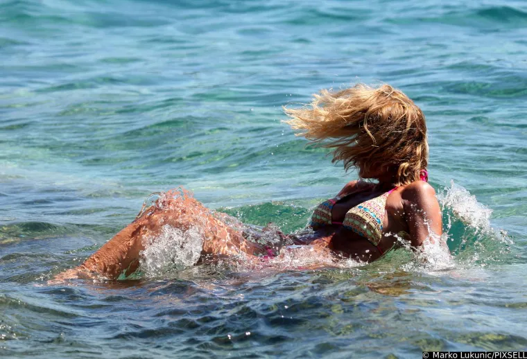 Legendarna Pipi djevojka uživala je na plaži s frendicama: Ana Sasso plijenila pozornost u tanga bikiniju