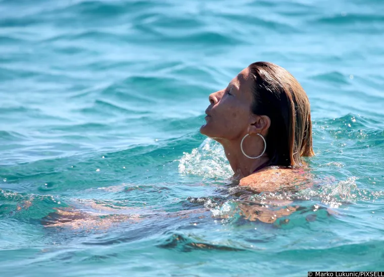Legendarna Pipi djevojka uživala je na plaži s frendicama: Ana Sasso plijenila pozornost u tanga bikiniju