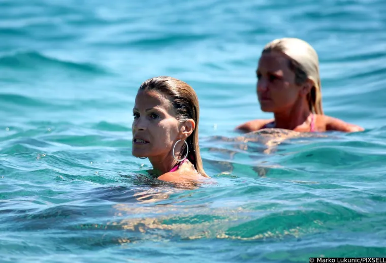 Legendarna Pipi djevojka uživala je na plaži s frendicama: Ana Sasso plijenila pozornost u tanga bikiniju