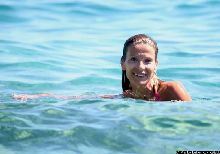 Legendarna Pipi djevojka uživala je na plaži s frendicama: Ana Sasso plijenila pozornost u tanga bikiniju