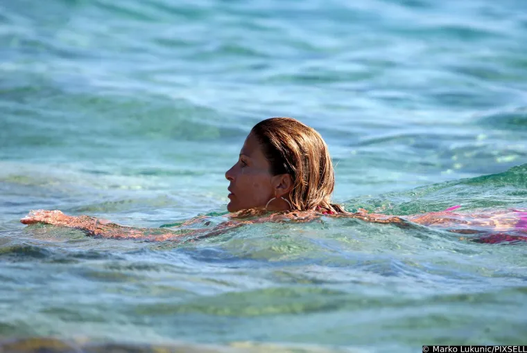 Legendarna Pipi djevojka uživala je na plaži s frendicama: Ana Sasso plijenila pozornost u tanga bikiniju