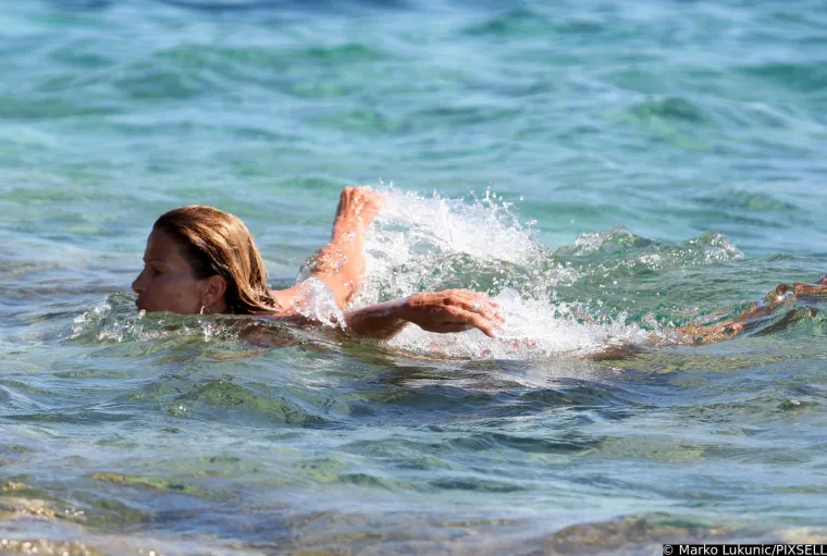 Legendarna Pipi djevojka uživala je na plaži s frendicama: Ana Sasso plijenila pozornost u tanga bikiniju