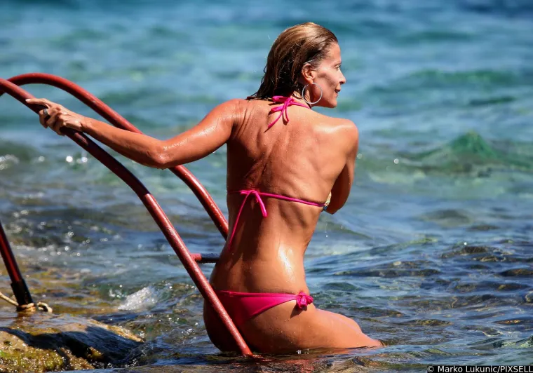 Legendarna Pipi djevojka uživala je na plaži s frendicama: Ana Sasso plijenila pozornost u tanga bikiniju