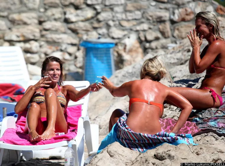 Legendarna Pipi djevojka uživala je na plaži s frendicama: Ana Sasso plijenila pozornost u tanga bikiniju