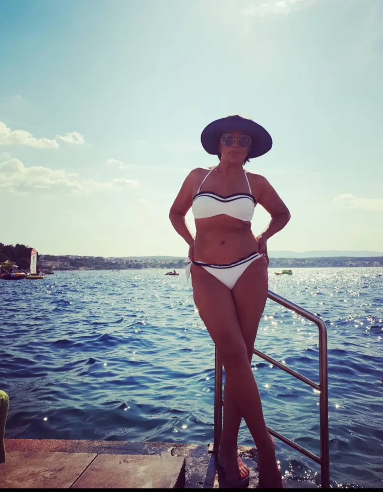 Neda Ukraden za rođendan počastila atraktivnom pozom u badiću: Koliko je to napunila? Nitko joj ne bi dao ove godine