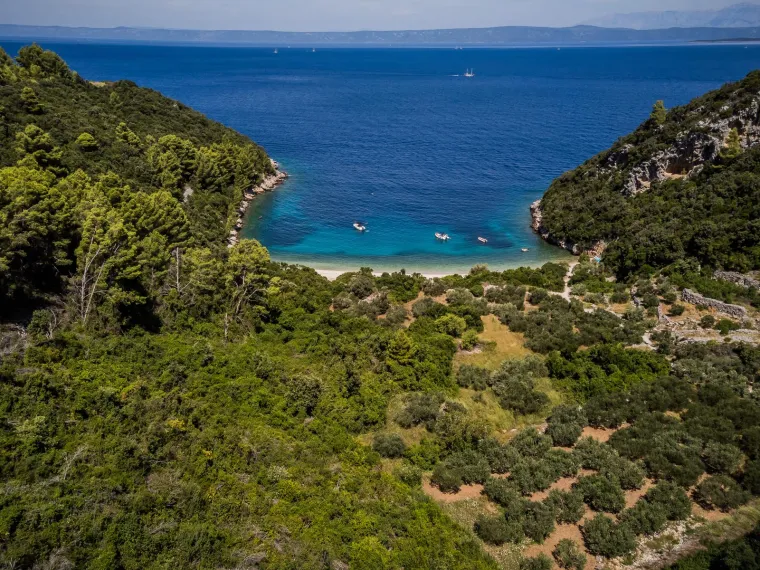 Korčula Uvala Samograd - Uvala nalazi se blizu mjesta Račišće na sjevernoj strani Otoka Korčule