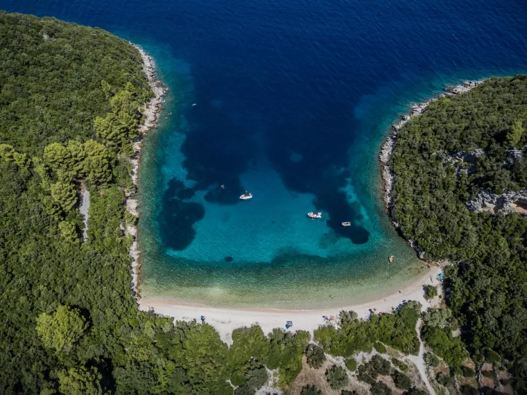 Korčula Uvala Samograd - Uvala nalazi se blizu mjesta Račišće na sjevernoj strani Otoka Korčule