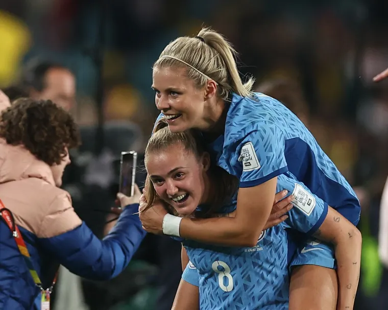 Iskre frcale na sve strane i cijeli svijet ih je gledao: Engleskinje se upisale u povijest i uslijedilo je slavlje o kojemu će se dugo pričati