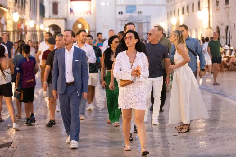 Jeff Bezos sa zaručnicom Lauren Sanchez prošetao Stradunom: Na večeru ih je pratilo nekoliko tjelohranitelja
