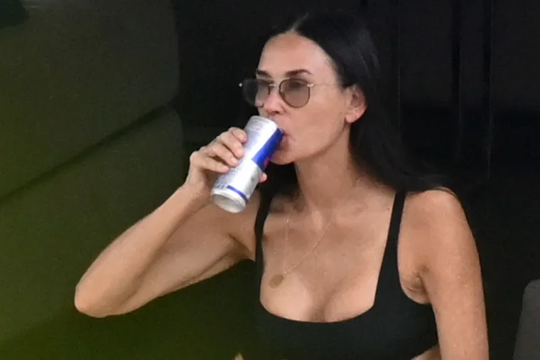 Zbog ovih paparazzo fotografija rijetki vjeruju da je ušla u sedmo desetljeće: Tijelo joj je spektakl kao i u vrijeme kultnog 'Striptiza'