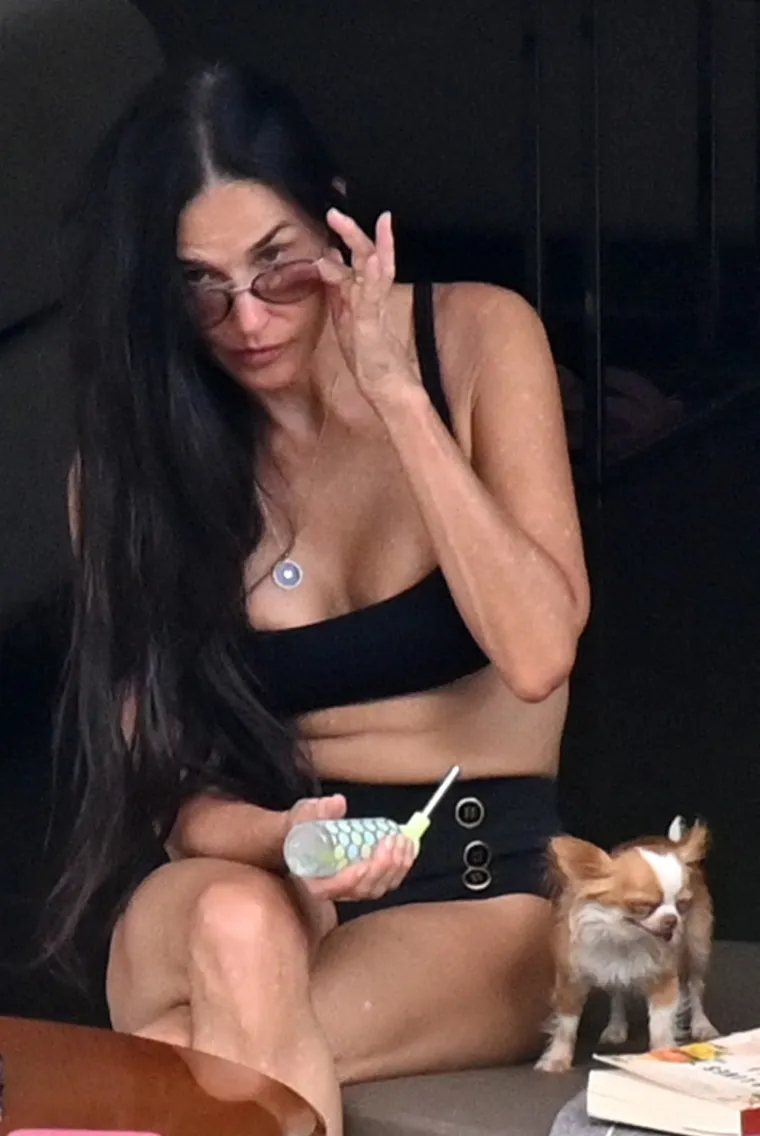 Zbog ovih paparazzo fotografija rijetki vjeruju da je ušla u sedmo desetljeće: Tijelo joj je spektakl kao i u vrijeme kultnog 'Striptiza'