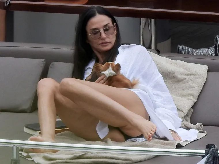 Zbog ovih paparazzo fotografija rijetki vjeruju da je u&scaron;la u sedmo desetljeće: Tijelo joj je spektakl kao i u vrijeme kultnog 'Striptiza'