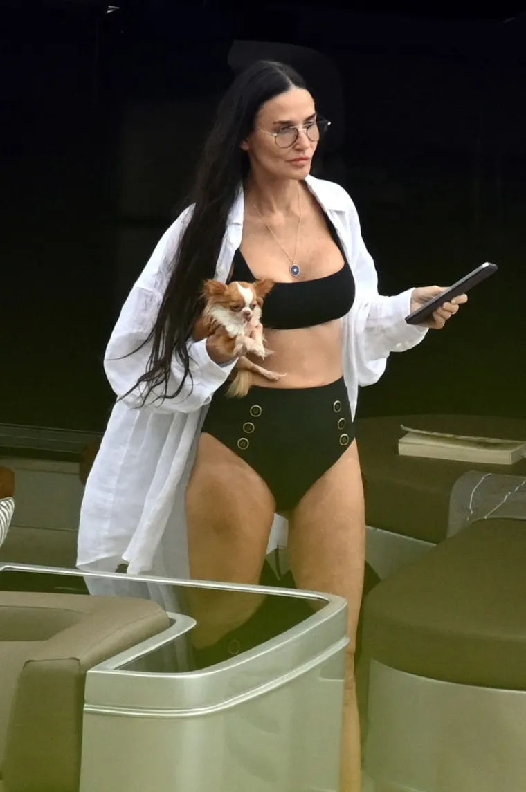 Zbog ovih paparazzo fotografija rijetki vjeruju da je u&scaron;la u sedmo desetljeće: Tijelo joj je spektakl kao i u vrijeme kultnog 'Striptiza'