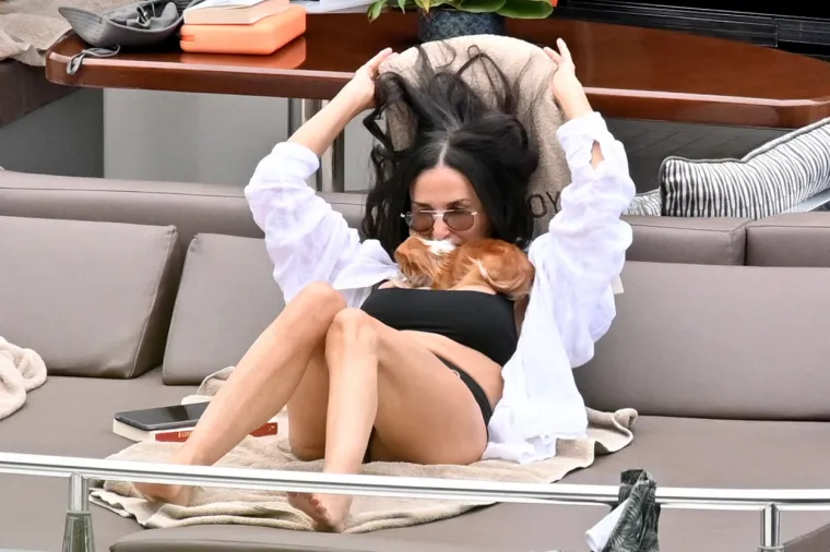 Zbog ovih paparazzo fotografija rijetki vjeruju da je u&scaron;la u sedmo desetljeće: Tijelo joj je spektakl kao i u vrijeme kultnog 'Striptiza'