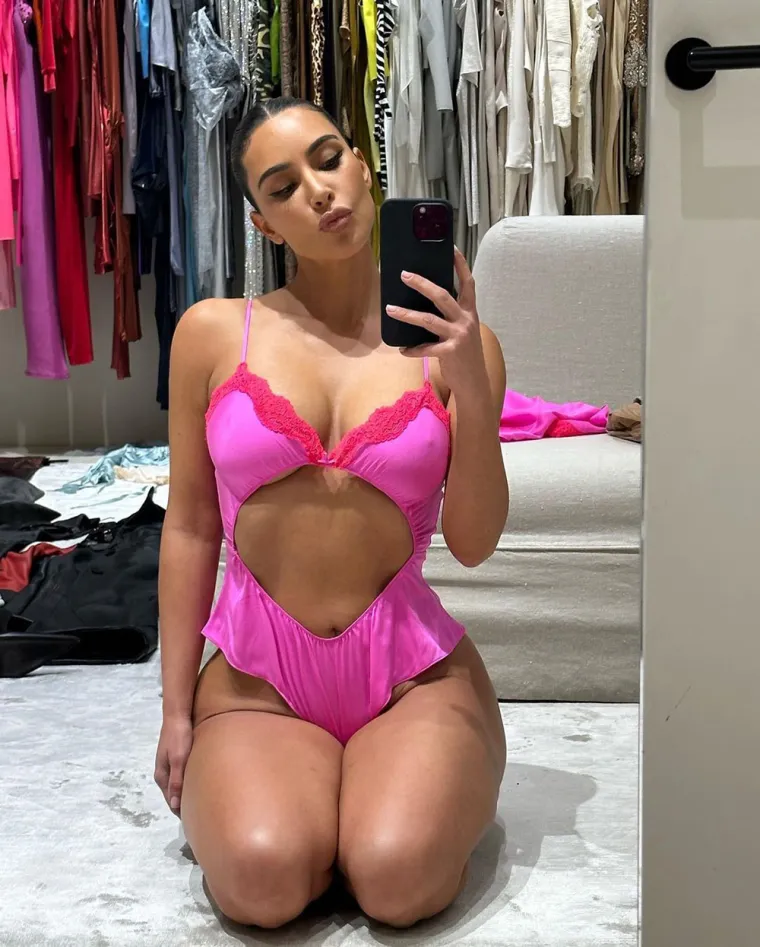 Kim Kardashian je uvjerljivo najzgodnija žena 21. stoljeća: Najviše voli bikini izdanja, a mi je obožavamo gledati u seksi opravicama