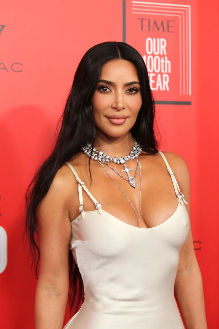 Kim Kardashian je uvjerljivo najzgodnija žena 21. stoljeća: Najviše voli bikini izdanja, a mi je obožavamo gledati u seksi opravicama