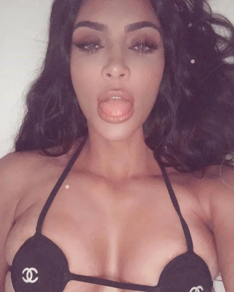 Kim Kardashian je uvjerljivo najzgodnija žena 21. stoljeća: Najviše voli bikini izdanja, a mi je obožavamo gledati u seksi opravicama