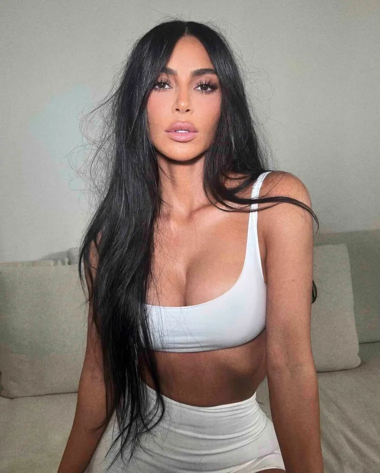 Kim Kardashian je uvjerljivo najzgodnija žena 21. stoljeća: Najviše voli bikini izdanja, a mi je obožavamo gledati u seksi opravicama