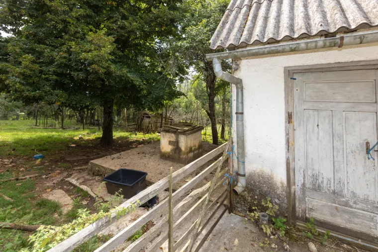 Ovo je bunar užasa u  koji je žena bacila bebu zamotanu u vrećicu. U Perušiću ne pamte ovakav zločin
