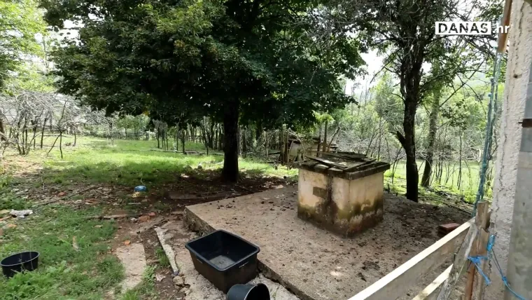 Ovo je bunar užasa u  koji je žena bacila bebu zamotanu u vrećicu. U Perušiću ne pamte ovakav zločin