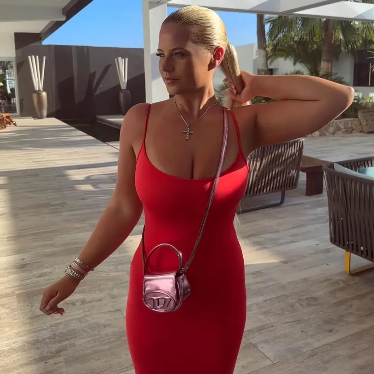 Ispod prozirne bijele opravice nije nosila apsolutno ni&scaron;ta: A tek kad je odlučila spustiti &scaron;os