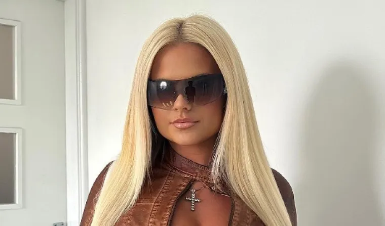 Ispod prozirne bijele opravice nije nosila apsolutno ni&scaron;ta: A tek kad je odlučila spustiti &scaron;os