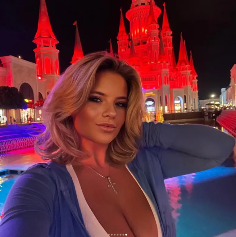 Ispod prozirne bijele opravice nije nosila apsolutno ni&scaron;ta: A tek kad je odlučila spustiti &scaron;os