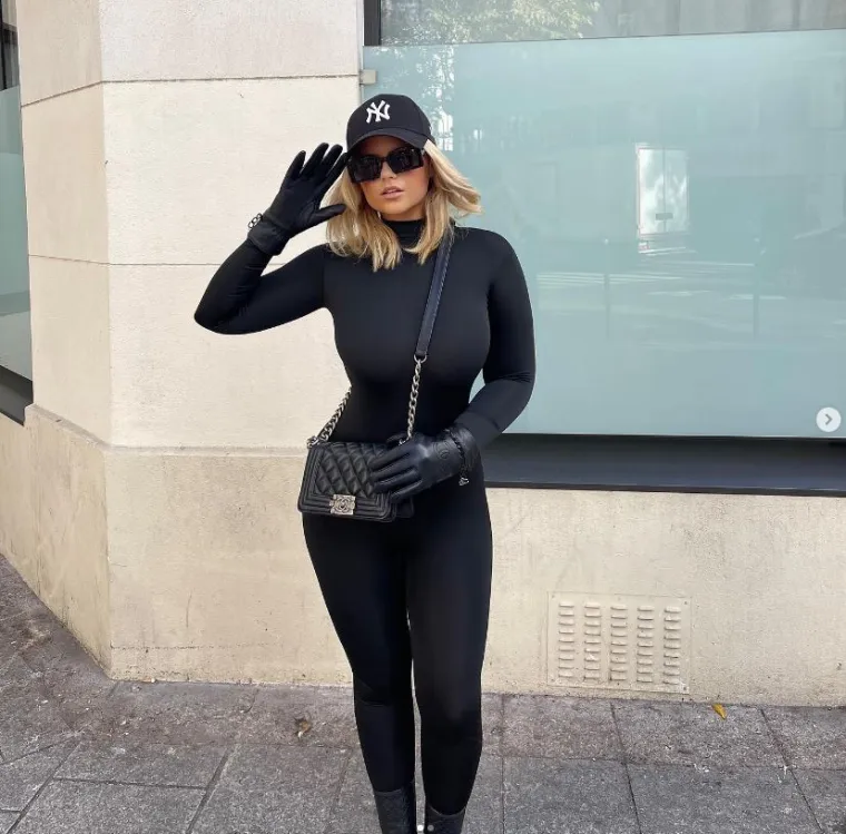 Ispod prozirne bijele opravice nije nosila apsolutno ni&scaron;ta: A tek kad je odlučila spustiti &scaron;os