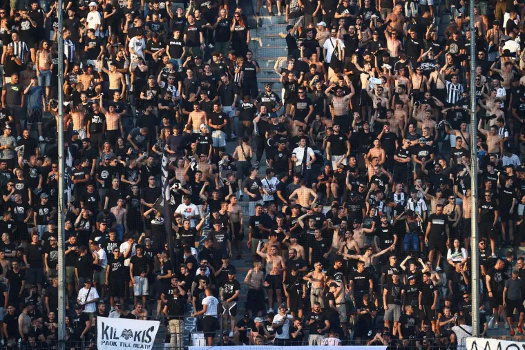 Dama u crvenom: U grotlu solunskog stadiona poglede je uz teren privlačila i jedna poznata Hrvatica