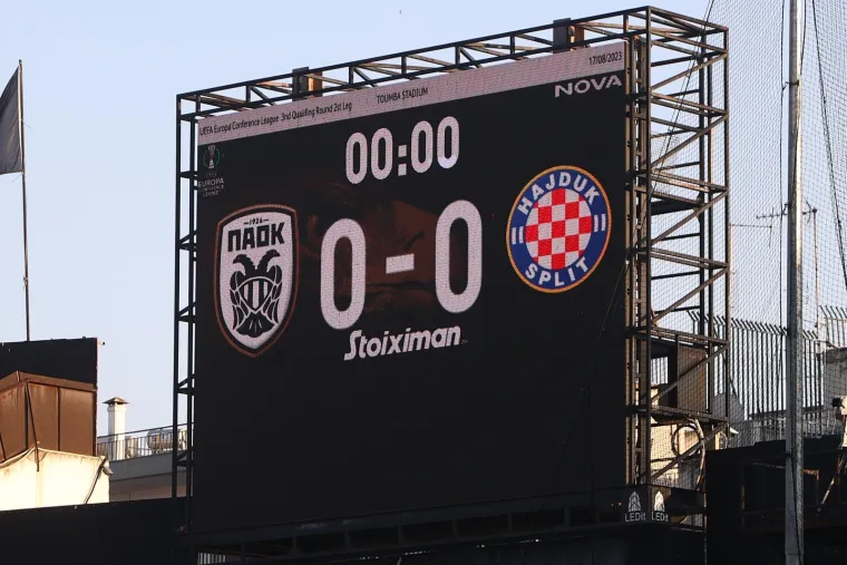 Dama u crvenom: U grotlu solunskog stadiona poglede je uz teren privlačila i jedna poznata Hrvatica