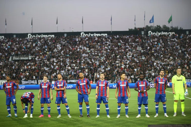 Dama u crvenom: U grotlu solunskog stadiona poglede je uz teren privlačila i jedna poznata Hrvatica