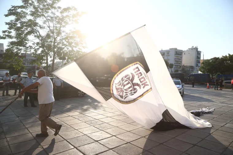 Dama u crvenom: U grotlu solunskog stadiona poglede je uz teren privlačila i jedna poznata Hrvatica