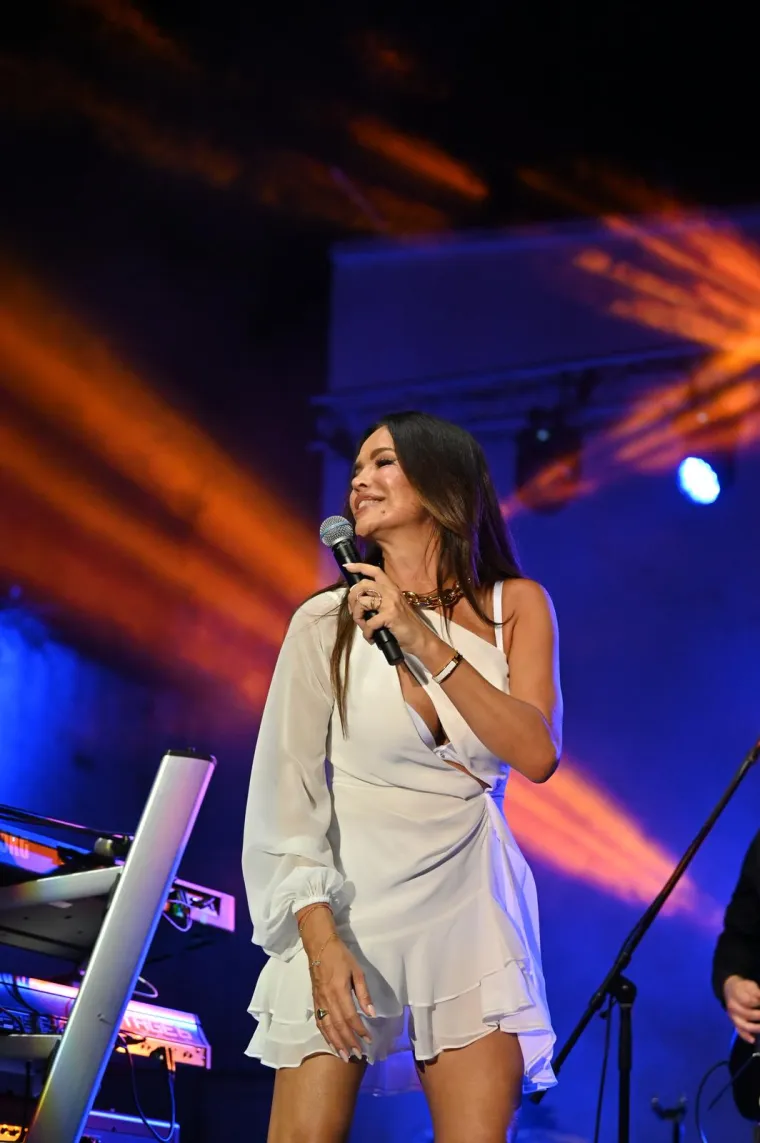 Kakav &scaron;ou Severine u Makarskoj! Energijom je odu&scaron;evila sve prisutne, a nije odmogla ni mala bijela haljinica