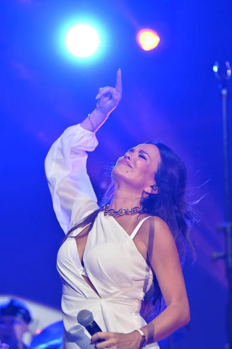 Kakav &scaron;ou Severine u Makarskoj! Energijom je odu&scaron;evila sve prisutne, a nije odmogla ni mala bijela haljinica