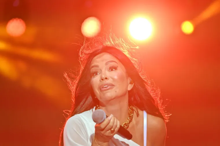 Kakav &scaron;ou Severine u Makarskoj! Energijom je odu&scaron;evila sve prisutne, a nije odmogla ni mala bijela haljinica