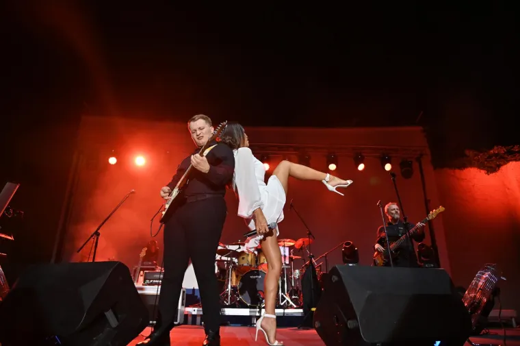 Kakav &scaron;ou Severine u Makarskoj! Energijom je odu&scaron;evila sve prisutne, a nije odmogla ni mala bijela haljinica