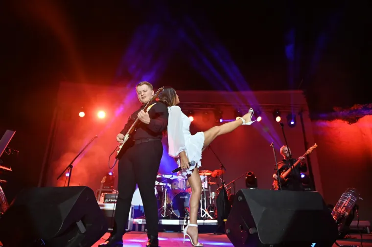 Kakav &scaron;ou Severine u Makarskoj! Energijom je odu&scaron;evila sve prisutne, a nije odmogla ni mala bijela haljinica