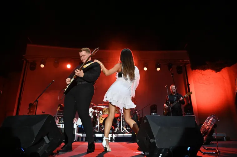 Kakav &scaron;ou Severine u Makarskoj! Energijom je odu&scaron;evila sve prisutne, a nije odmogla ni mala bijela haljinica