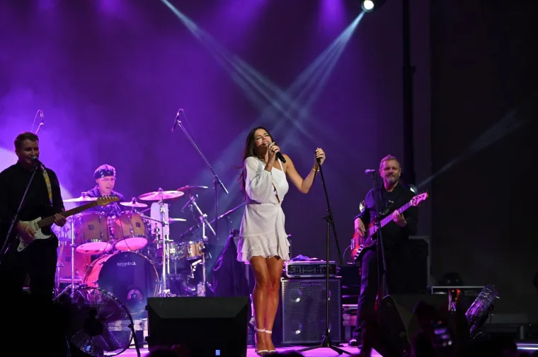 Kakav &scaron;ou Severine u Makarskoj! Energijom je odu&scaron;evila sve prisutne, a nije odmogla ni mala bijela haljinica