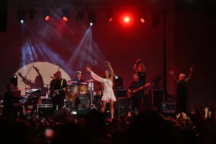 Kakav &scaron;ou Severine u Makarskoj! Energijom je odu&scaron;evila sve prisutne, a nije odmogla ni mala bijela haljinica