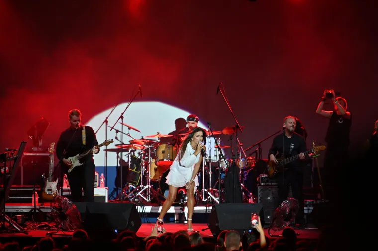 Kakav &scaron;ou Severine u Makarskoj! Energijom je odu&scaron;evila sve prisutne, a nije odmogla ni mala bijela haljinica