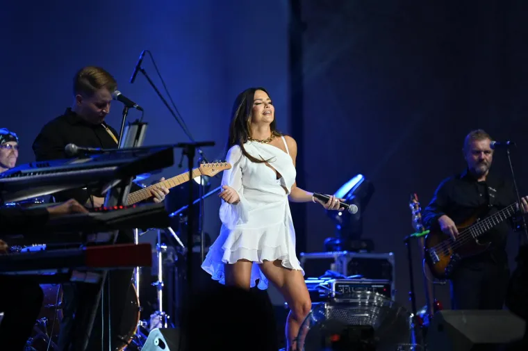 Kakav &scaron;ou Severine u Makarskoj! Energijom je odu&scaron;evila sve prisutne, a nije odmogla ni mala bijela haljinica