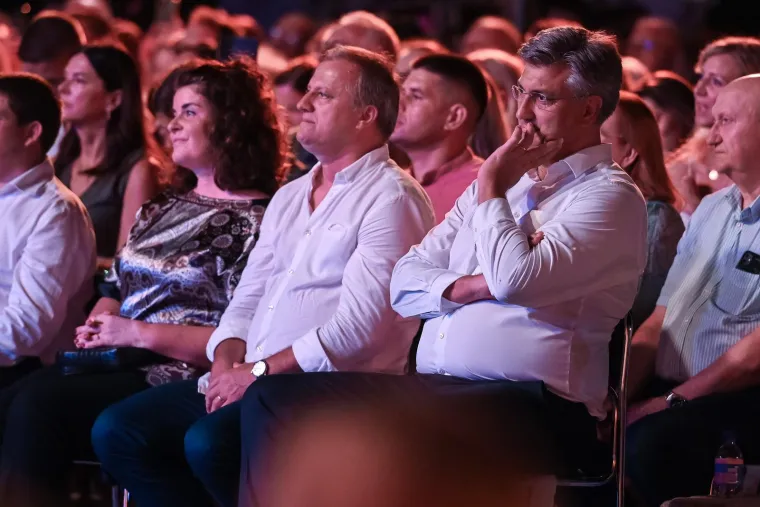 Velikim koncertom obilježeno 30 godina od smrti zadarskog pjevača i skladatelja Tomislava Ivčića, a tamo se ukazao i Plenković
