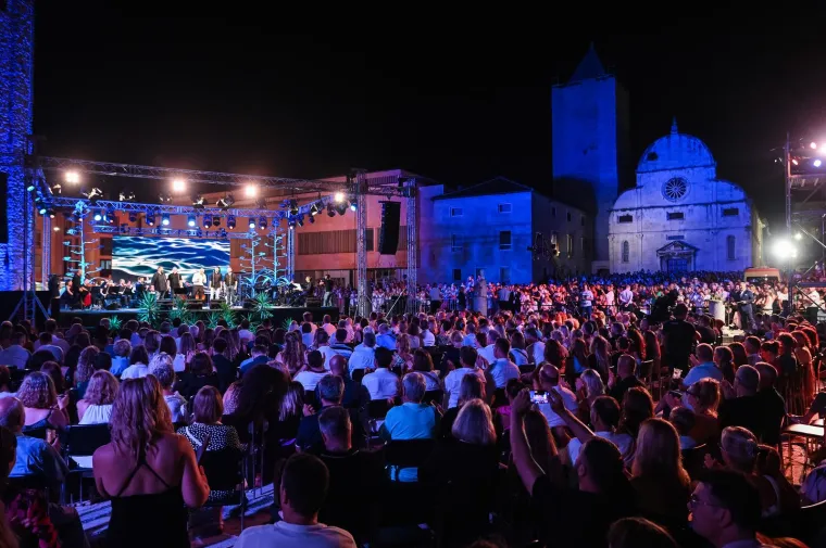 Velika estradna imena pjevala u čast neprežaljenom Tomislavu Ivčiću: Doris Dragović i Mia Dimšić 'pomele' izborom haljina