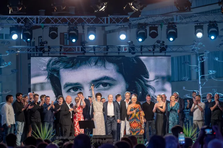 Velika estradna imena pjevala u čast neprežaljenom Tomislavu Ivčiću: Doris Dragović i Mia Dimšić 'pomele' izborom haljina
