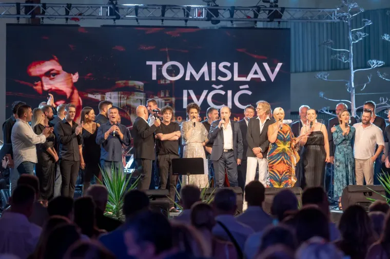 Velika estradna imena pjevala u čast neprežaljenom Tomislavu Ivčiću: Doris Dragović i Mia Dimšić 'pomele' izborom haljina