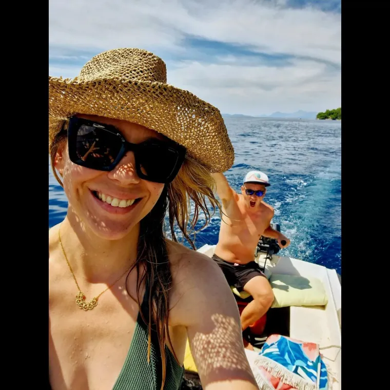 Glumica Nadia Cvitanović ljetni odmor provela je na moru u posebnom društvu. 